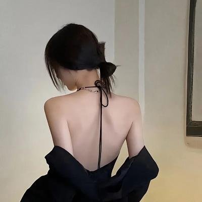 院子里的女人